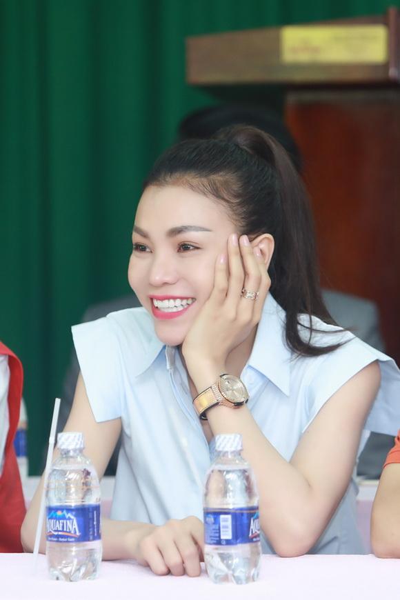 Tra ngoc hang,nguoi dep tra ngoc hang,a hau tra ngoc hang,tra ngoc hang lam tu thien,co be cam xin dong ho tra ngoc hang