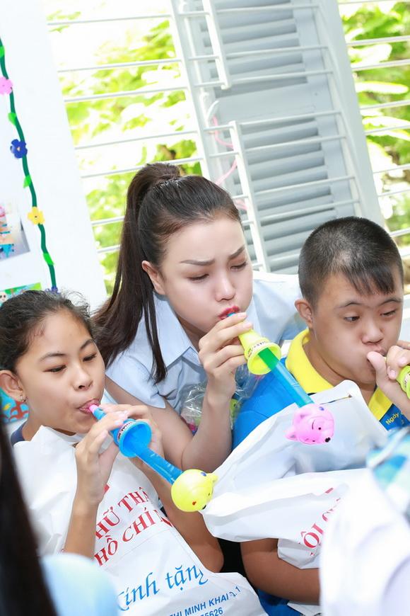 Tra ngoc hang,nguoi dep tra ngoc hang,a hau tra ngoc hang,tra ngoc hang lam tu thien,co be cam xin dong ho tra ngoc hang