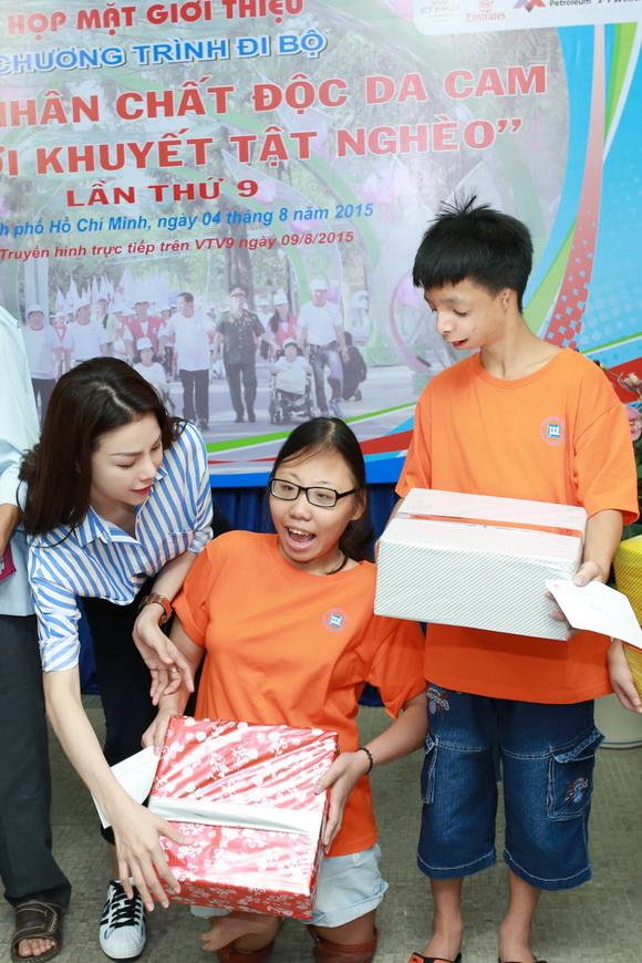 Tra ngoc hang,nguoi dep tra ngoc hang,a hau tra ngoc hang,tra ngoc hang lam tu thien,co be cam xin dong ho tra ngoc hang