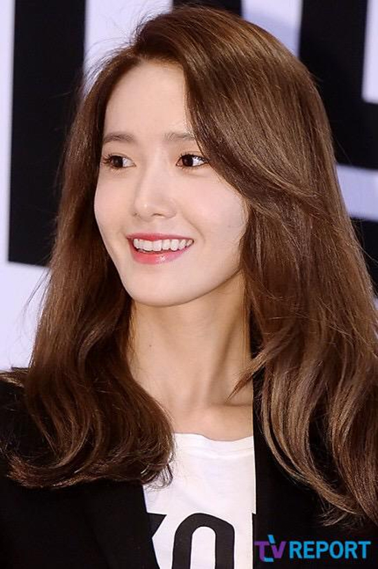 Yoona,SNSD,Yoona chỉnh quần trên thảm đỏ,Yoona trên thảm đỏ,phim điện ảnh Wonderful Nightmare,Yoona SNSD