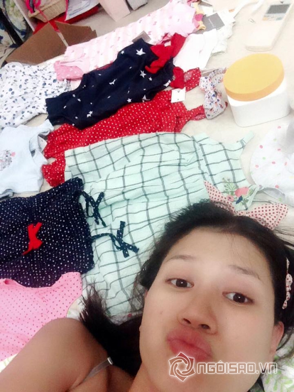 Trang Trần,con sắp sinh của Trang Trần được tặng quần áo,Trang Trần khoe quần áo của con sắp sinh,Trang Trần mang thai ở tháng thứ 6,Trang Trần mang thai con gái đầu lòng