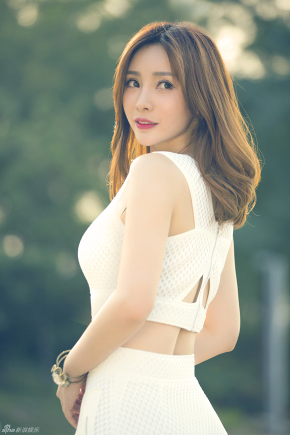Liễu Nham vừa tung ra bộ ảnh gợi cảm 'đốt mắt' người xem. Với lợi thế thân hình hoàn hảo cùng vòng một quyến rũ, Liễu Nham luôn biết cách khiến người khác không thể rời mắt khỏi mình mỗi khi xuất hiện