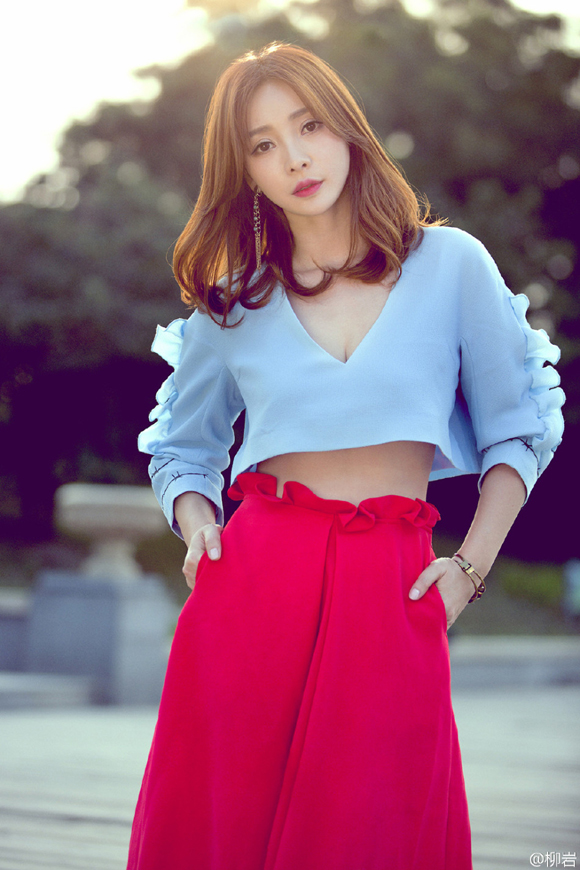 Liễu Nham vừa tung ra bộ ảnh gợi cảm 'đốt mắt' người xem. Với lợi thế thân hình hoàn hảo cùng vòng một quyến rũ, Liễu Nham luôn biết cách khiến người khác không thể rời mắt khỏi mình mỗi khi xuất hiện
