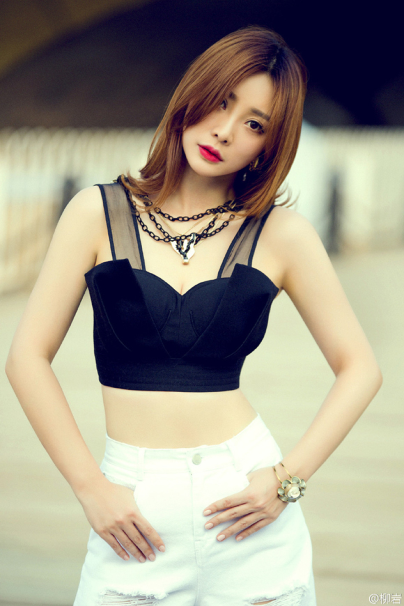 Liễu Nham vừa tung ra bộ ảnh gợi cảm 'đốt mắt' người xem. Với lợi thế thân hình hoàn hảo cùng vòng một quyến rũ, Liễu Nham luôn biết cách khiến người khác không thể rời mắt khỏi mình mỗi khi xuất hiện