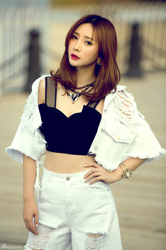 Liễu Nham vừa tung ra bộ ảnh gợi cảm 'đốt mắt' người xem. Với lợi thế thân hình hoàn hảo cùng vòng một quyến rũ, Liễu Nham luôn biết cách khiến người khác không thể rời mắt khỏi mình mỗi khi xuất hiện