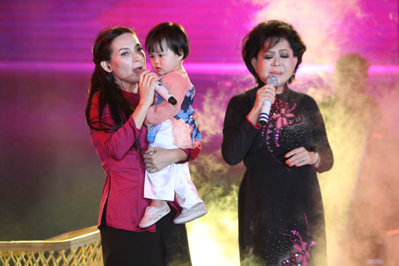 Phi Nhung, ca sĩ Phi Nhung, Cô dâu 8 tuổi Phi Nhung, Phi Nhung khiến khán giả cười ngất, liveshow kỉ niệm 20 năm ca hát Phi Nhung
