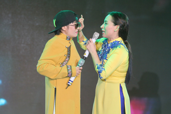 Phi Nhung, ca sĩ Phi Nhung, Cô dâu 8 tuổi Phi Nhung, Phi Nhung khiến khán giả cười ngất, liveshow kỉ niệm 20 năm ca hát Phi Nhung