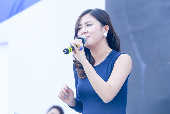 Văn Mai Hương, Văn Mai Hương khủng hoảng tâm lý, Văn Mai Hương trở lại ca hát, Công Vinh ôm Văn Mai Hương đầy tình tứ