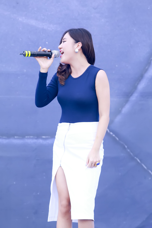 Văn Mai Hương, Văn Mai Hương khủng hoảng tâm lý, Văn Mai Hương trở lại ca hát, Công Vinh ôm Văn Mai Hương đầy tình tứ