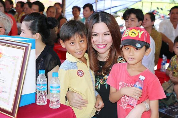 Hoa hậu Bùi Thị Hà, Hoa hậu Bùi Thị Hà làm từ thiện, Hoa hậu Bùi Thị Hà tặng cầu cho dân, Bùi thị hà xây cầu, sao từ thiện