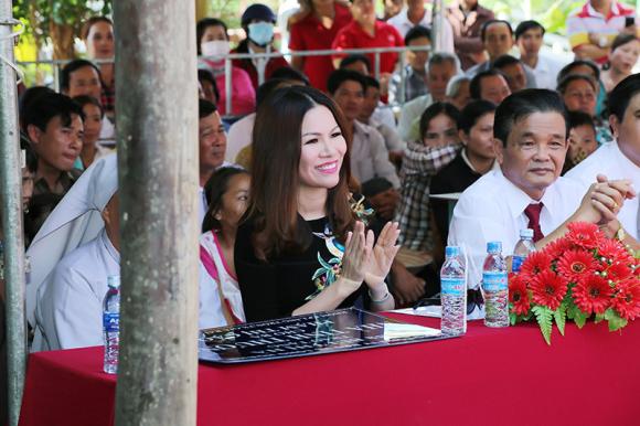 Hoa hậu Bùi Thị Hà, Hoa hậu Bùi Thị Hà làm từ thiện, Hoa hậu Bùi Thị Hà tặng cầu cho dân, Bùi thị hà xây cầu, sao từ thiện
