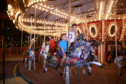 Asia Park, Công viên Châu Á Đà Nẵng, Con đường rực rỡ đèn lồng