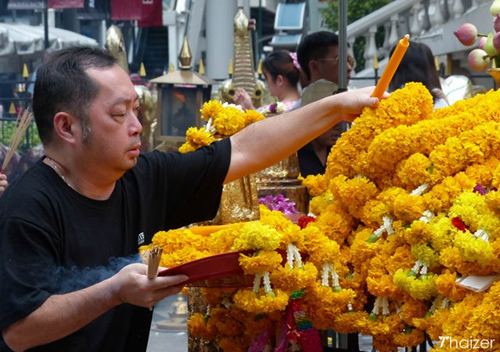 đền Erawan,đền Erawan bị đánh bom,vụ đánh bom ở Bangkok,đến đền Erawa dâng lễ và cầu nguyện,đền Erawan thu hút nhiều du khách