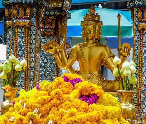 đền Erawan,đền Erawan bị đánh bom,vụ đánh bom ở Bangkok,đến đền Erawa dâng lễ và cầu nguyện,đền Erawan thu hút nhiều du khách