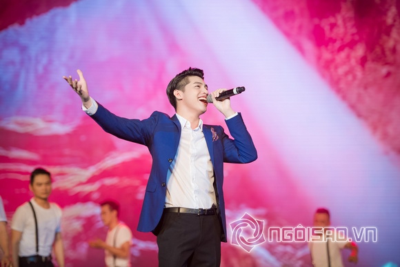 Ha ho,ca si ho ngoc ha,ho ngoc ha dien ao dai,gai mot con ha ho,ha ho duyen dang ao dai,ho ngoc ha hat nhac cach mang
