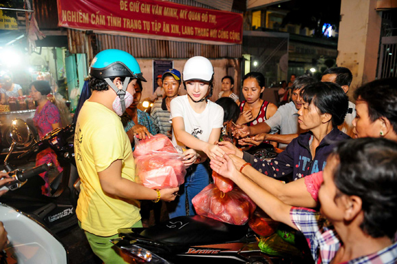 Angela Phương Trinh, Angela Phương Trinh giản dị , mẹ Angela Phương Trinh, Angela Phương Trinh đi từ thiện bằng xe máy