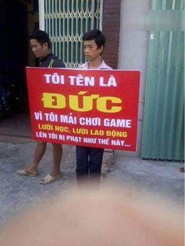 đeo biển diễu phố để phạt con, cùng đeo biển diễu phố để phạt con, bắt con đeo biển diễu phố, cách phạt con kỳ lạ, giới trẻ