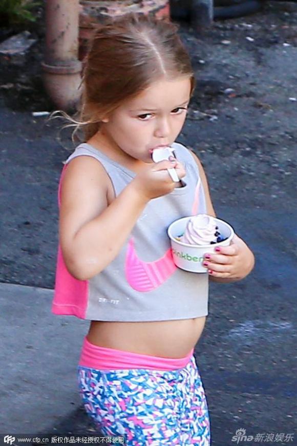 Harper, Harper ăn kem, Harper khoe bụng tròn xoe, David Beckham, Beckham và con gái, tin tuc sao