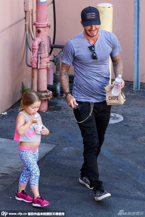 Harper, Harper ăn kem, Harper khoe bụng tròn xoe, David Beckham, Beckham và con gái, tin tuc sao
