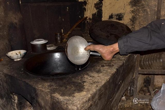 chăm sóc mẹ, chăm sóc mẹ liệt giường, chăm sóc mẹ dù cụt cả 2 tay, chăm sóc mẹ già liệt giường, chăm sóc mẹ già dù liệt của 2 tay, tin, bao