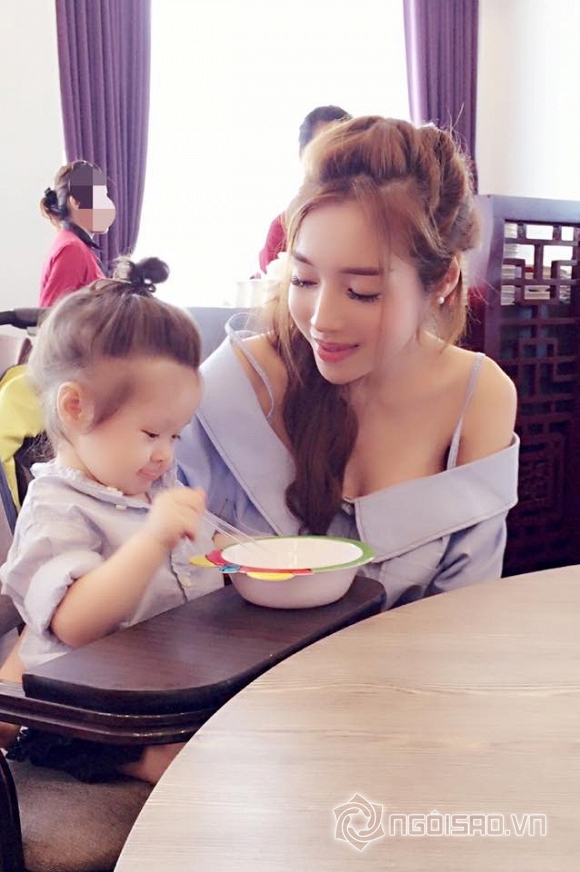 Cadie, Elly Trần, con gái Elly Trần, mẹ con Elly Trần, mẹ con Elly Trần đi ăn, tin tuc sao