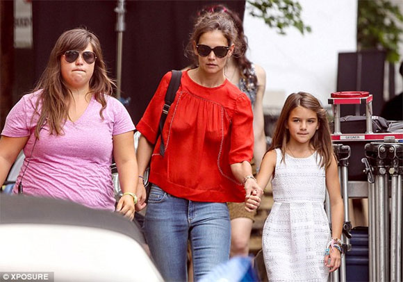 bé Suri,bé Suri điệu đà,con gái Tom Cruise,bé Suri và Katie Holmes,bé Suri tới trường quay thăm mẹ