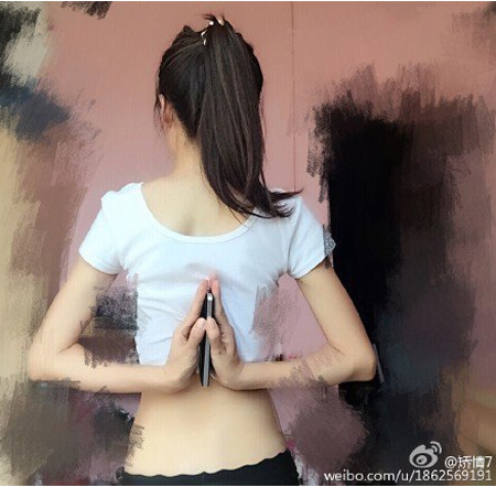 giới trẻ Trung Quốc,giới trẻ Trung Quốc thử thách xương cột sống,giới trẻ Trung Quốc chứng minh vòng hai chuẩn,giới trẻ Trung Quốc phát sốt trào lưu mới