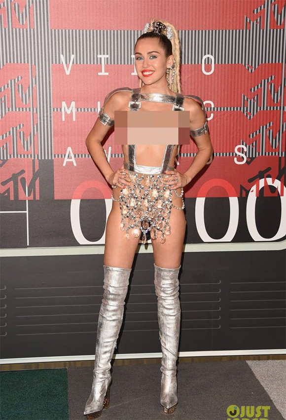 Miley Cyrus,Miley Cyrus nổi bật trên thảm đỏ,thảm đỏ VMAs 2015,Miley Cyrus diện trang phục quá gợi cảm,Miley Cyrus mặc kiệm vải,Miley Cyrus trên thảm đỏ
