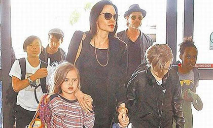 Angelina Jolie,Angelina Jolie chia sẻ bộ ảnh cùng các con,Angelina Jolie đùa nghịch trên biển cùng con,Angelina Jolie thực hiện bộ ảnh cùng Brad Pitt,sao Hollywood