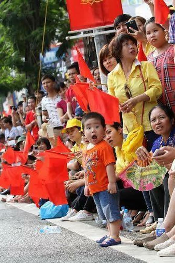 biểu cảm đáng yêu, biểu cảm đáng yêu của cậu bé xem diễu binh, biểu cảm, biểu cảm của cậu bé xem diễu binh gây sốt, biểu cảm đáng yêu khi xem diễu binh, tin, bao