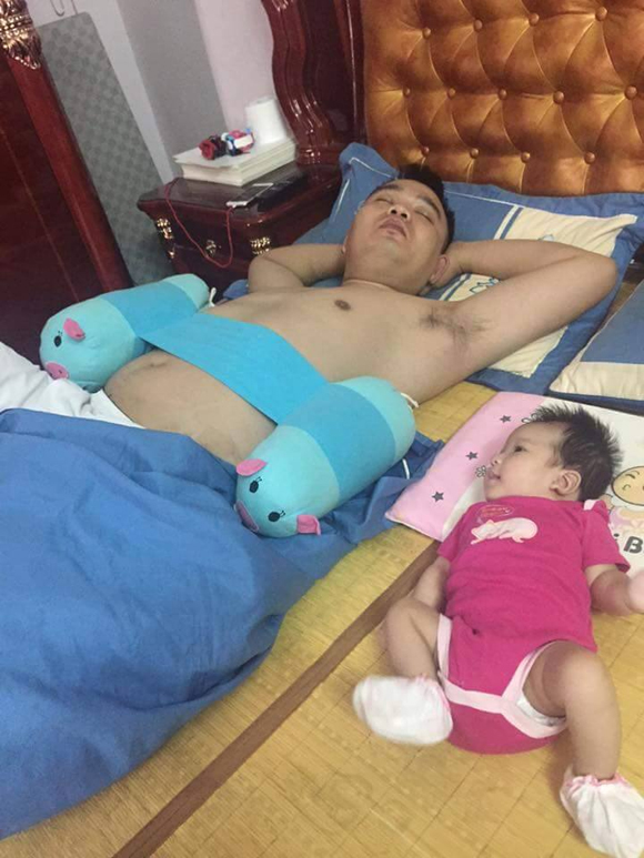 cách chăm con bá đạo của bố,bố chăm con khi mẹ vắng nhà,chùm ảnh cách chăm con của bố,bật cười trước cách chăm con của bố,bố chăm con khác mẹ