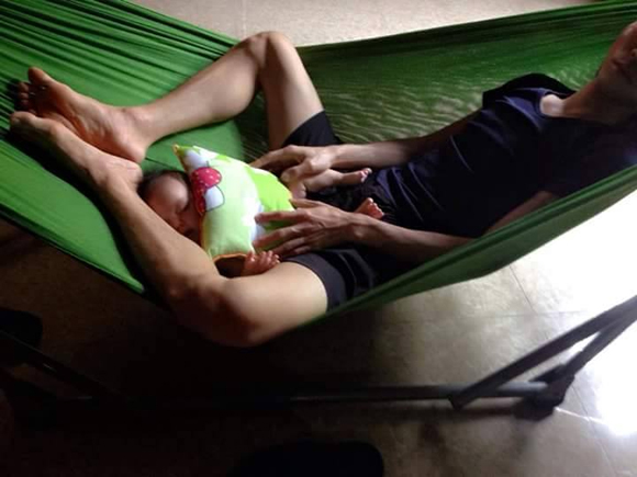 cách chăm con bá đạo của bố,bố chăm con khi mẹ vắng nhà,chùm ảnh cách chăm con của bố,bật cười trước cách chăm con của bố,bố chăm con khác mẹ