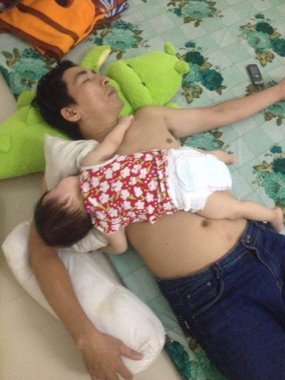 cách chăm con bá đạo của bố,bố chăm con khi mẹ vắng nhà,chùm ảnh cách chăm con của bố,bật cười trước cách chăm con của bố,bố chăm con khác mẹ