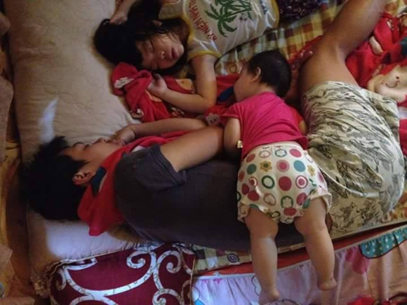 cách chăm con bá đạo của bố,bố chăm con khi mẹ vắng nhà,chùm ảnh cách chăm con của bố,bật cười trước cách chăm con của bố,bố chăm con khác mẹ