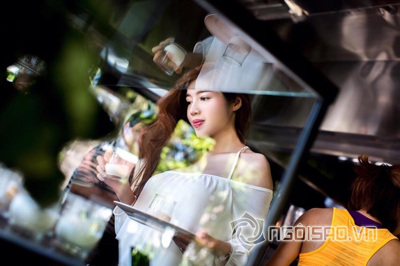 Elly Trần,Elly Trần khoe vòng một căng tròn,vòng một gợi cảm của Elly Trần,Elly Trần được báo Singapore khen ngợi,Elly Trần du lịch Hội An,Elly Trần gây sốt