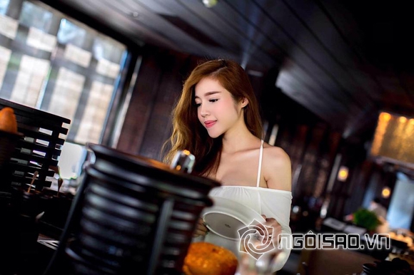 Elly Trần,Elly Trần khoe vòng một căng tròn,vòng một gợi cảm của Elly Trần,Elly Trần được báo Singapore khen ngợi,Elly Trần du lịch Hội An,Elly Trần gây sốt