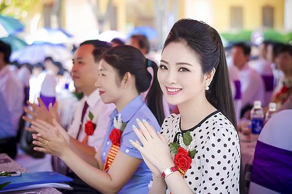 Hoa hau ngoc anh,hoa hau dan toc ngoc anh,hoa hau cac dan toc viet nam 2013,hoa hau ngoc anh ve truong cu du khai giang