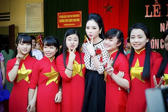 Hoa hau ngoc anh,hoa hau dan toc ngoc anh,hoa hau cac dan toc viet nam 2013,hoa hau ngoc anh ve truong cu du khai giang