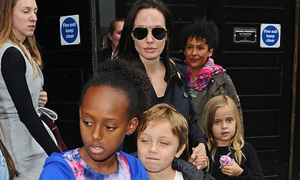 Angelina Jolie,Angelina Jolie chia sẻ bộ ảnh cùng các con,Angelina Jolie đùa nghịch trên biển cùng con,Angelina Jolie thực hiện bộ ảnh cùng Brad Pitt,sao Hollywood