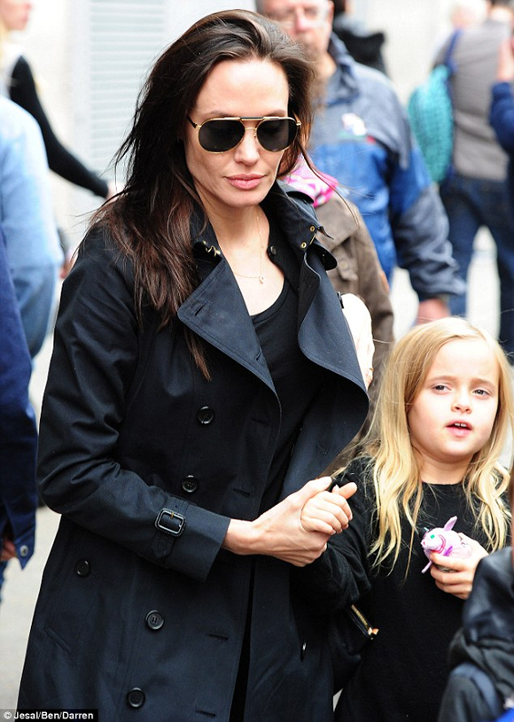 Angelina Jolie,Angelina Jolie dẫn các con đi xem nhạc kịch,Angelina Jolie nợ nần chồng chất,Angelina Jolie dành điều tốt đẹp cho con,các con của Angelina Jolie