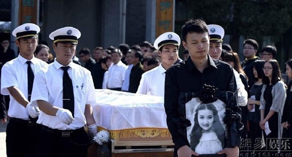 nữ diễn viên trẻ,Châu Vân Lộ,đám tang nữ diễn viên trẻ,nữ diễn viên trẻ bị đàn anh xâm hại,nữ diễn viên trẻ bị giết,nữ diễn viên trẻ qua đời