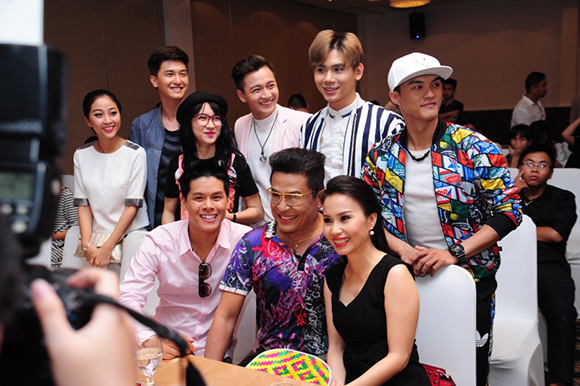 Huỳnh Anh, hotboy Huỳnh Anh, bạn gái Huỳnh Anh, MC Hoàng Oanh, Huỳnh Anh được bạn gái tháp tùng đi nhận chức