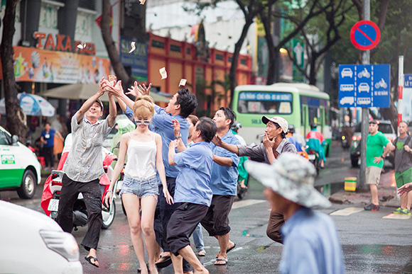 Mẫu Việt, Trương Quỳnh Tiên, Mẫu Việt ném tiền giữa phố, Mẫu Việt gây tắc nghẽn giao thông, sao Việt