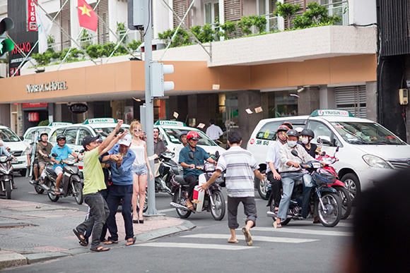 Mẫu Việt, Trương Quỳnh Tiên, Mẫu Việt ném tiền giữa phố, Mẫu Việt gây tắc nghẽn giao thông, sao Việt