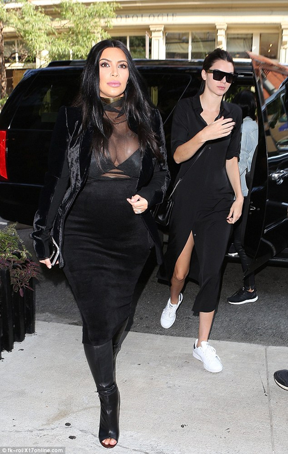 Kim Kardashian,Kim Kardashian khoe vòng một căng tròn,Kim Kardashian bụng bầu 6 tháng,Kim Kardashian mặc trang phục xuyên thấu,Kim Kardashian mê mẩn trang phục bó sát,sao Hollywood