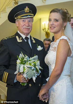 cặp đôi ông cháu, diễn viên Nga 84 lấy vợ 24, cặp đôi đũa lệch, cặp đôi ông cháu đám cưới, giới trẻ