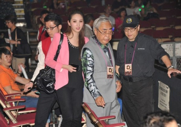 kiều nữ TVB,Hà Ngạo Nhi,kiều nữ TVB vui vẻ với tình mới trong xe hơi,kiều nữ TVB phớt lờ bồ già U80,kiều nữ TVB vui vẻ 4 tiếng đồng hồ,sao Hoa ngữ