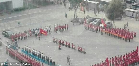 quỳ lạy ông chủ, nhân viên quỳ lạy ông chủ, nhân viên cúi đầu quỳ lạy ông chủ, quỳ lạy, xếp hàng quỳ lạy ông chủ, tin, bao