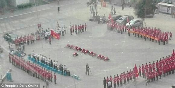 quỳ lạy ông chủ, nhân viên quỳ lạy ông chủ, nhân viên cúi đầu quỳ lạy ông chủ, quỳ lạy, xếp hàng quỳ lạy ông chủ, tin, bao