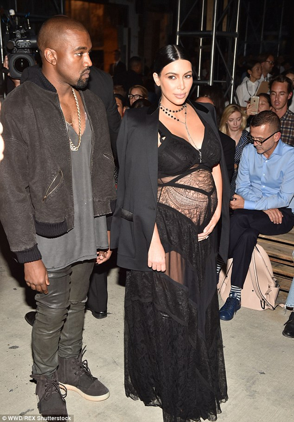 Kim Kardashian,Kim Kardashian khoe trọn bụng bầu,Kim Kardashian diện đồ xuyên thấu,Kim Kardashian được truyền thông săn đón,gout thời trang gợi cảm của Kim Kardashian,sao Hollywood